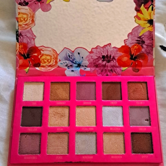 Colorbash eyeshadow palette - Picture 3 of 3